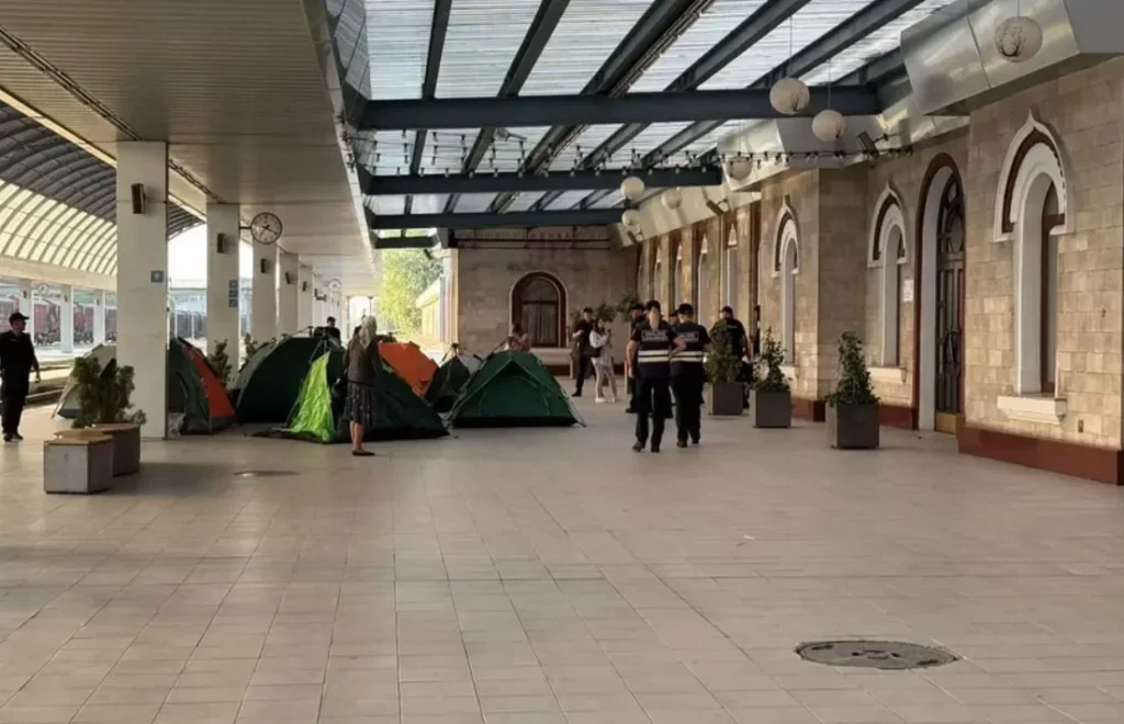 Молдавская полиция задержала на железнодорожном вокзале Кишинева сторонников Шора, собравшихся на акцию протеста