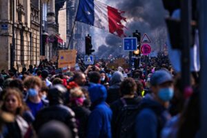 Во Франции протестующие призывают к революции и слому несправедливой социальной системы, созданной Макроном