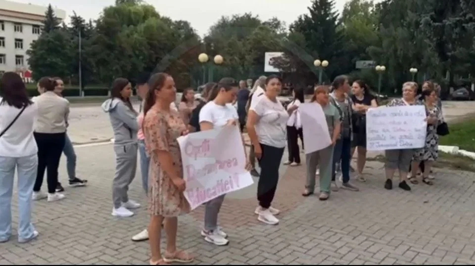 "Нас никто не слышит": Жители Долны протестуют против ликвидации местной гимназии