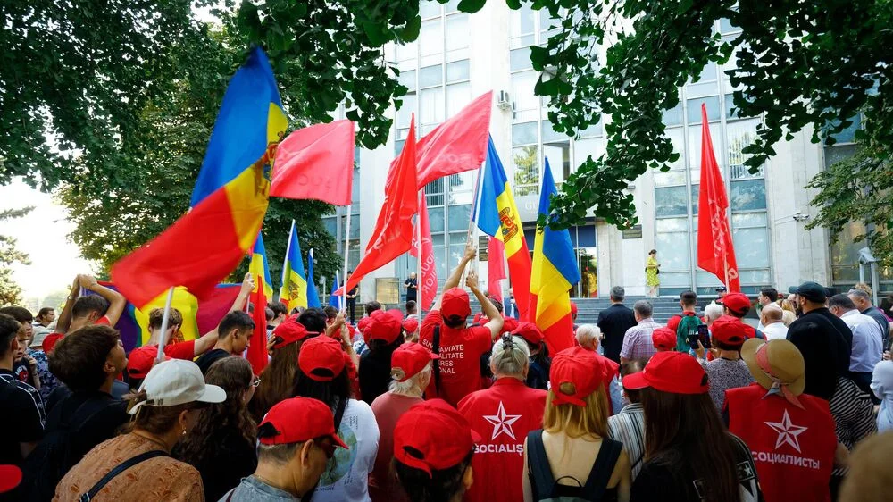 «Власть довела Молдову до нищеты»: протест оппозиции у здания кабмина