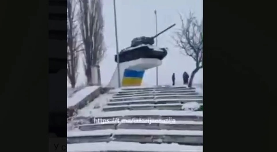 В Молдове еще один памятник героям Великой Отечественной с танком Т-34 покрасили в цвета украинского флага