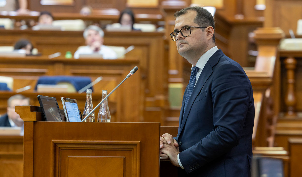 Парламент Молдавии утвердил финансиста Тофана на посту главы правительства Парламент Молдавии утвердил финансиста Тофана на посту главы правительства