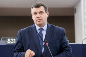 "Голосуйте против России": абсурд и маразм предвыборной кампании в Молдове