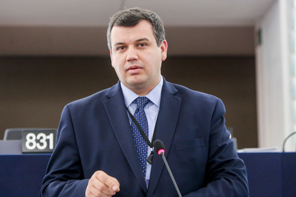 "Голосуйте против России": абсурд и маразм предвыборной кампании в Молдове